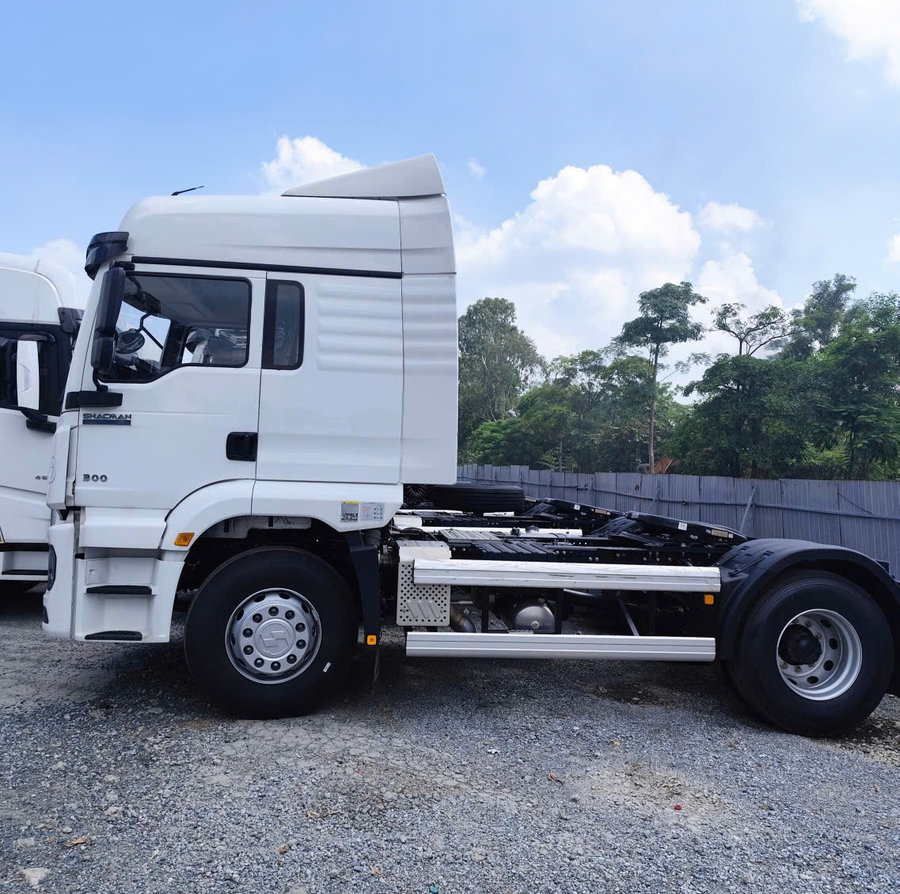 XE ĐẦU KÉO SHACMAN H3000S 4X2 WEICHAI 300HP CẦU LÁP