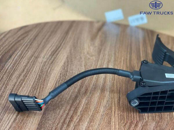 BÀN ĐẠP GA TỔNG THÀNH XE ĐẦU KÉO FAW 460HP