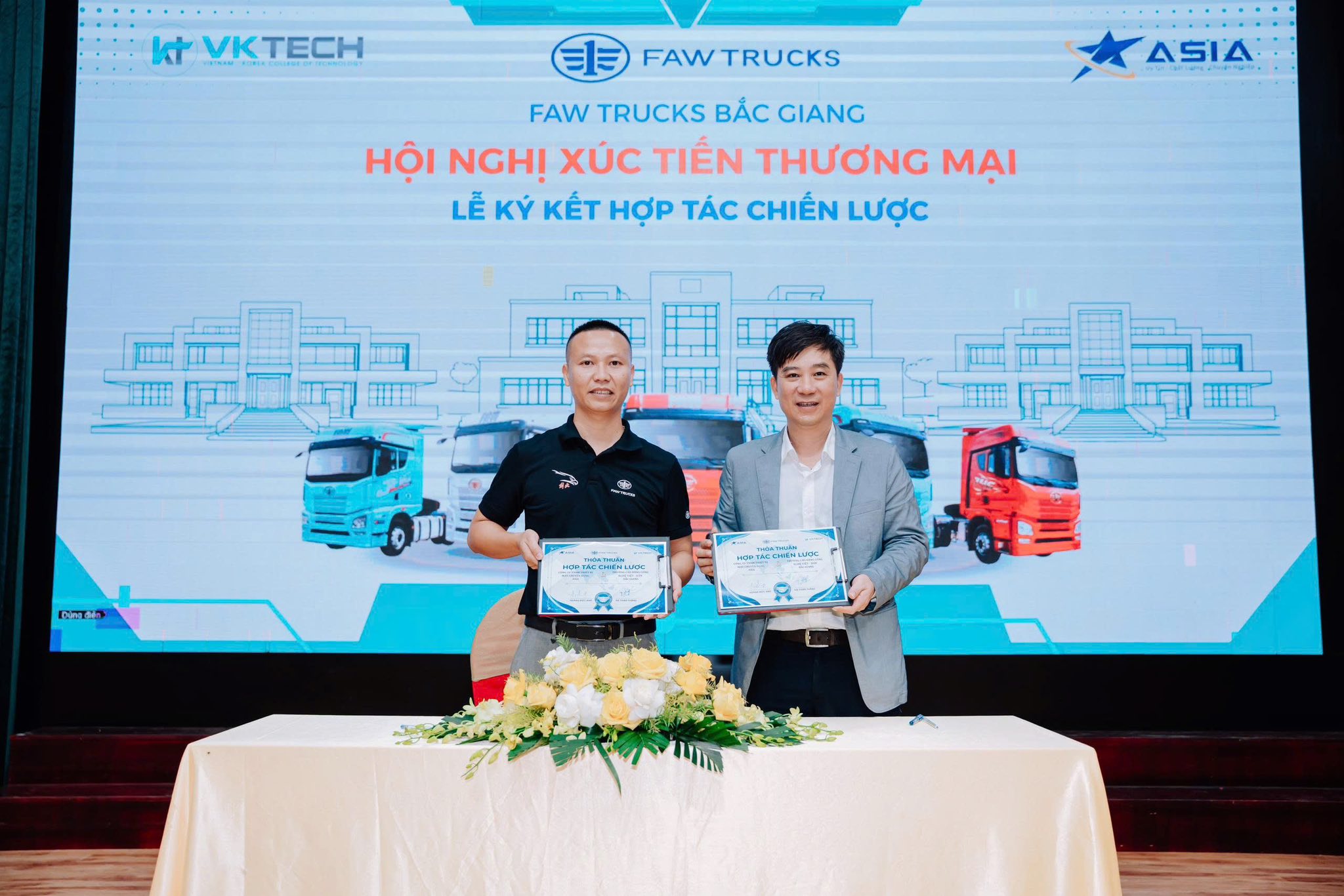 LỄ KÝ KẾT HỢP TÁC CHIẾN LƯỢC GIỮA TRƯỜNG CAO ĐẲNG CÔNG NGHỆ VIỆT HÀN - ĐẠI LÝ FAW TRUCKS BẮC GIANG 